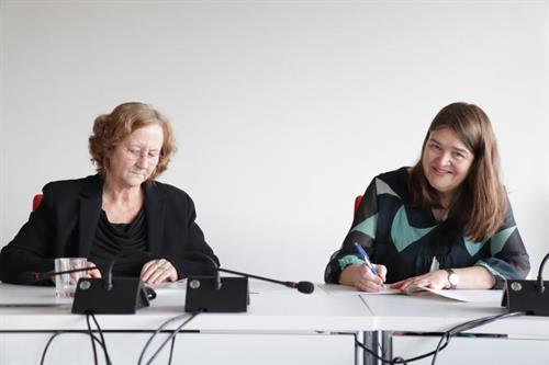 Die Schulleiterin des Luisen-Gymnasiums, Gabriele Patten (re.), und HSD-Präsidentin Prof. Dr. Edeltraud Vomberg unterzeichneten die Bildungspartnerschaft. Fotos (2): Otto Schumacher 